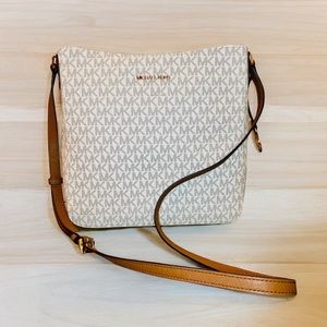 NWT!! Michael Kors Vanilla Signature Coated Canvas Jet Set Large Bag